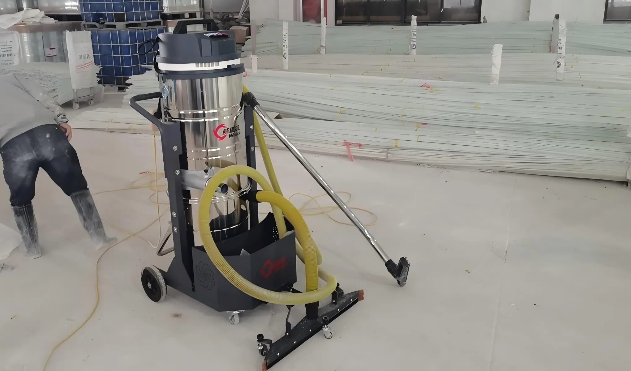 Limpieza del piso de la planta